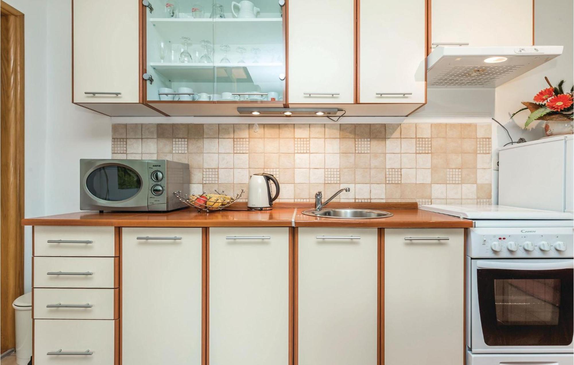 2 Bedroom Cozy Home In Licko Lesce ภายนอก รูปภาพ