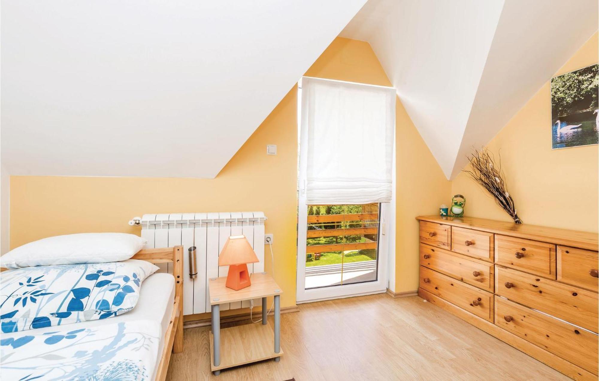 2 Bedroom Cozy Home In Licko Lesce ภายนอก รูปภาพ