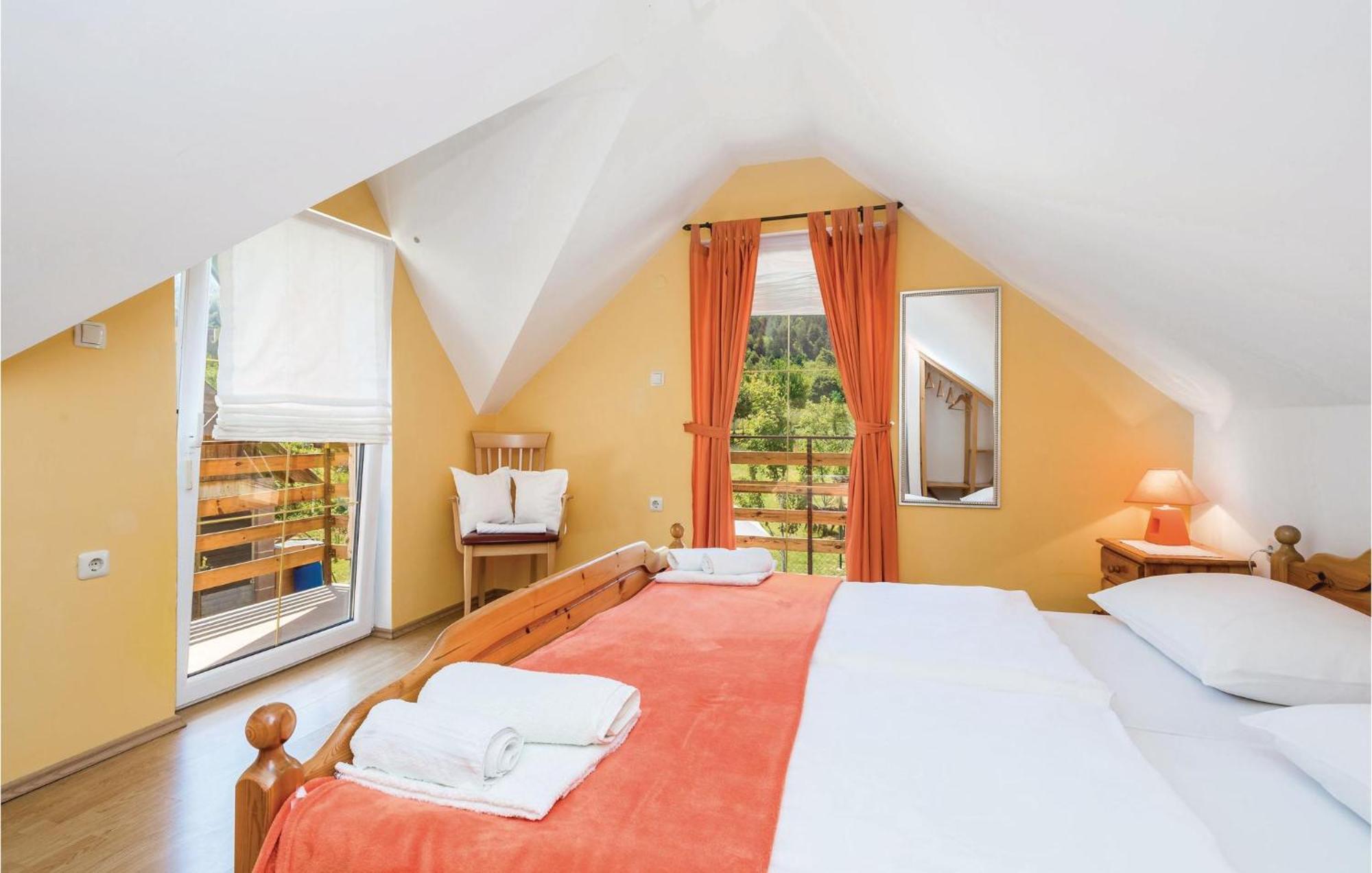 2 Bedroom Cozy Home In Licko Lesce ภายนอก รูปภาพ