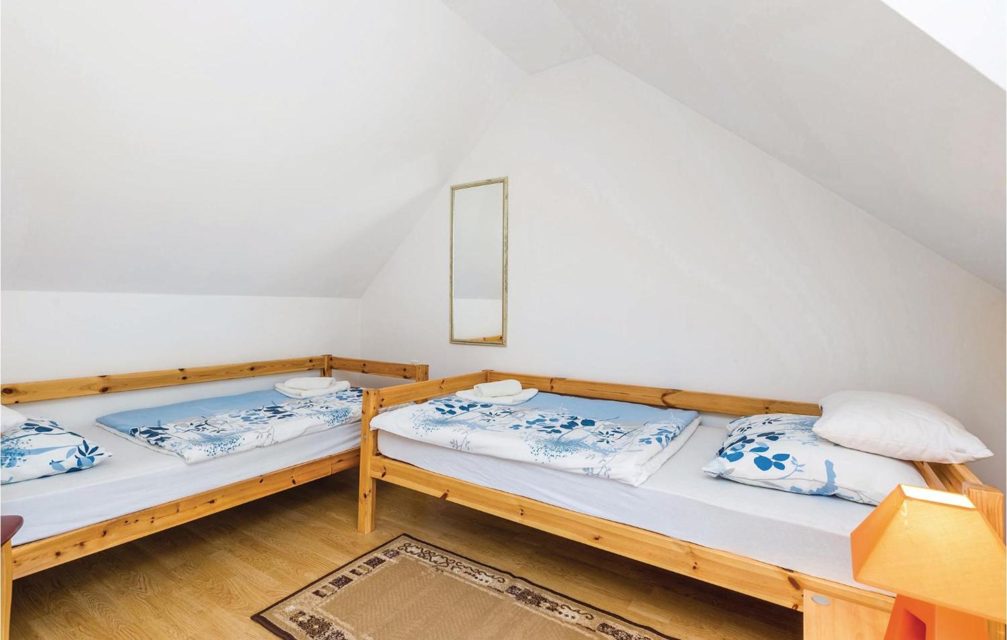 2 Bedroom Cozy Home In Licko Lesce ภายนอก รูปภาพ