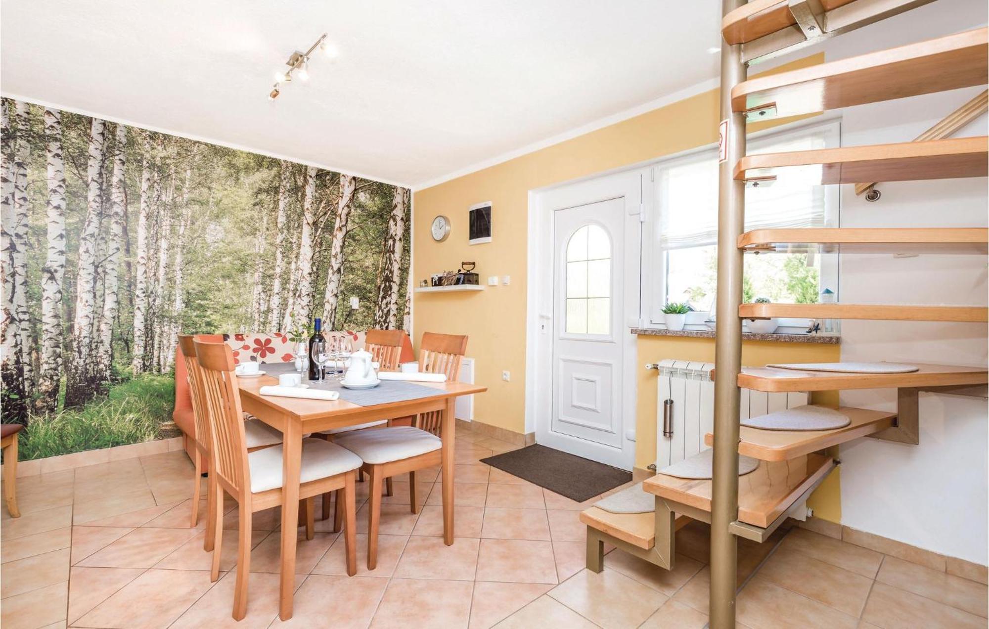 2 Bedroom Cozy Home In Licko Lesce ภายนอก รูปภาพ
