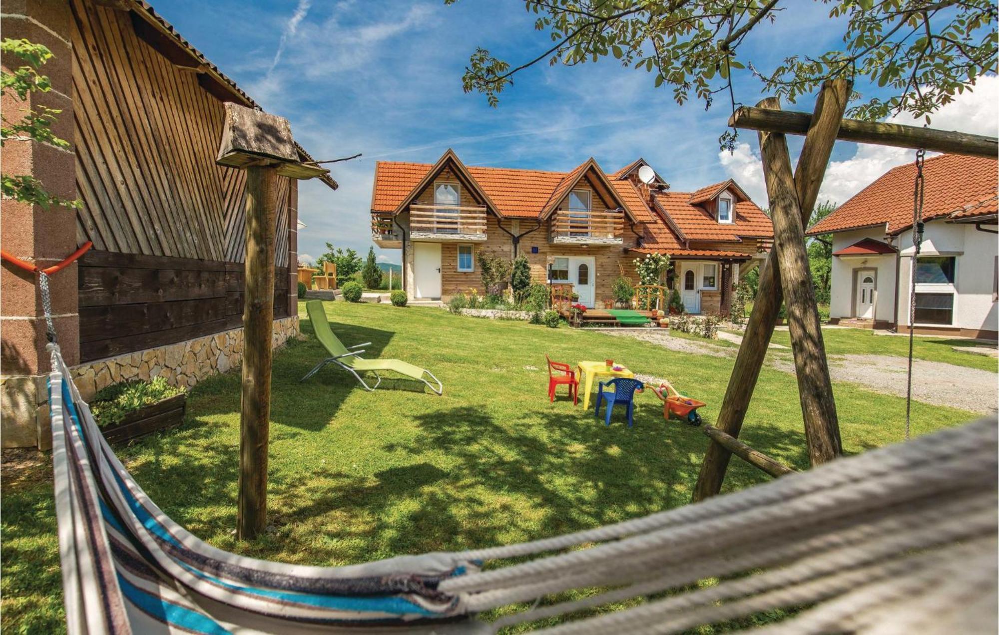 2 Bedroom Cozy Home In Licko Lesce ภายนอก รูปภาพ