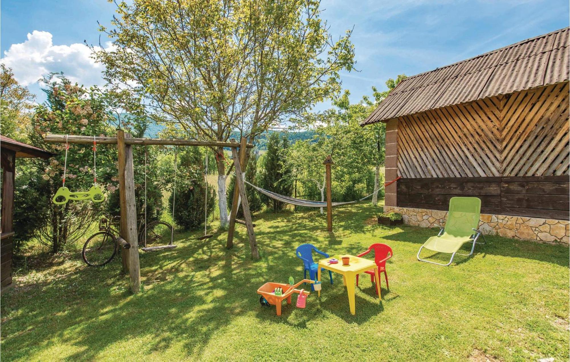 2 Bedroom Cozy Home In Licko Lesce ภายนอก รูปภาพ