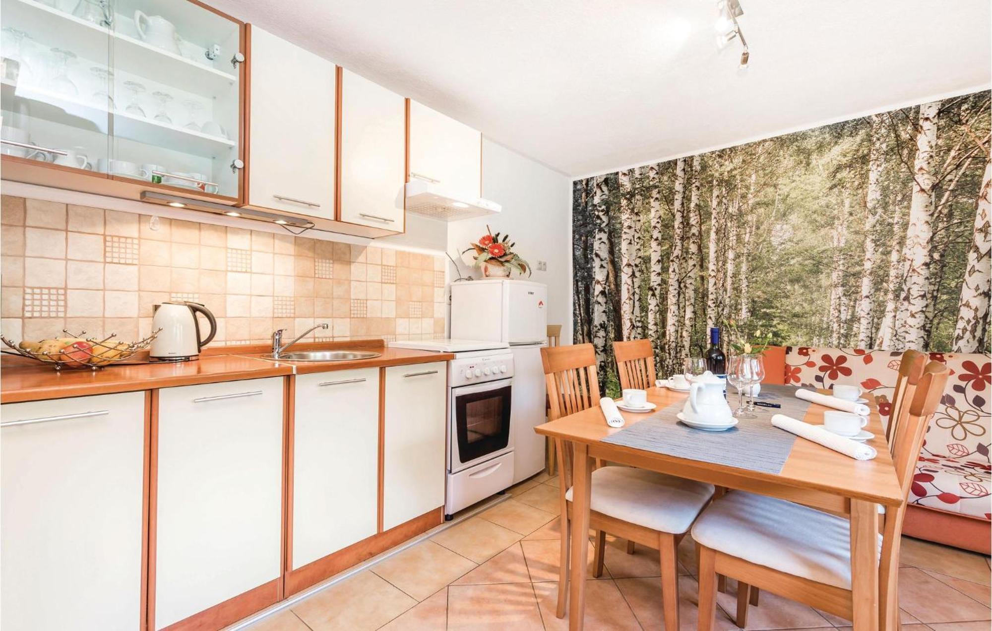 2 Bedroom Cozy Home In Licko Lesce ภายนอก รูปภาพ