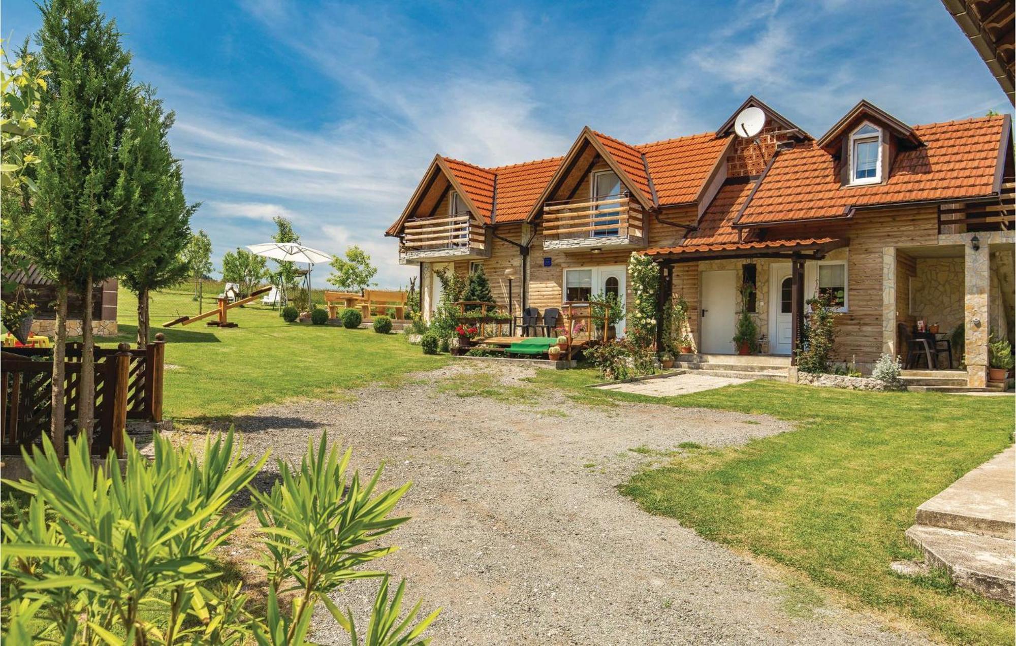 2 Bedroom Cozy Home In Licko Lesce ภายนอก รูปภาพ