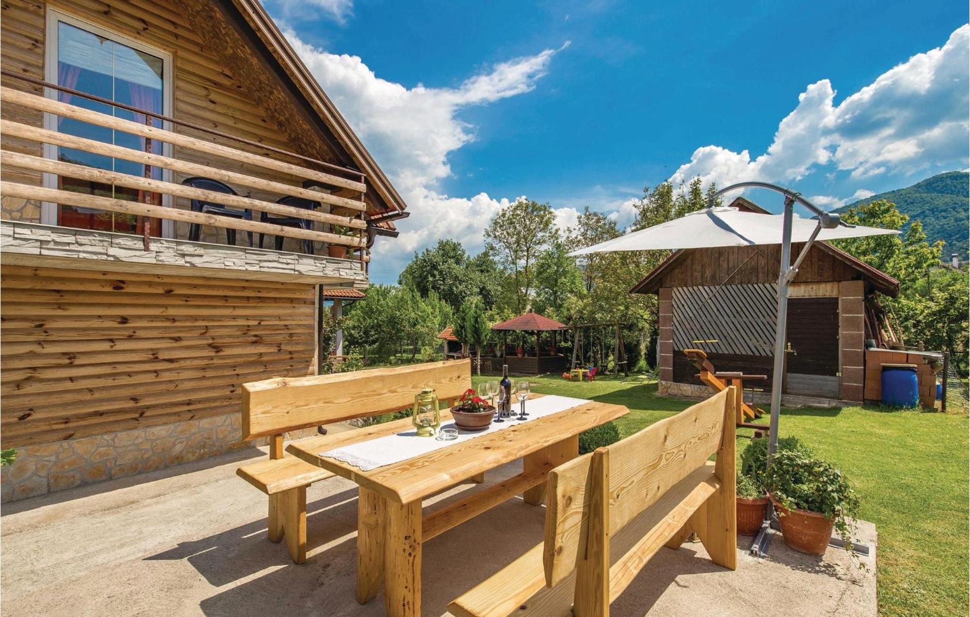 2 Bedroom Cozy Home In Licko Lesce ภายนอก รูปภาพ