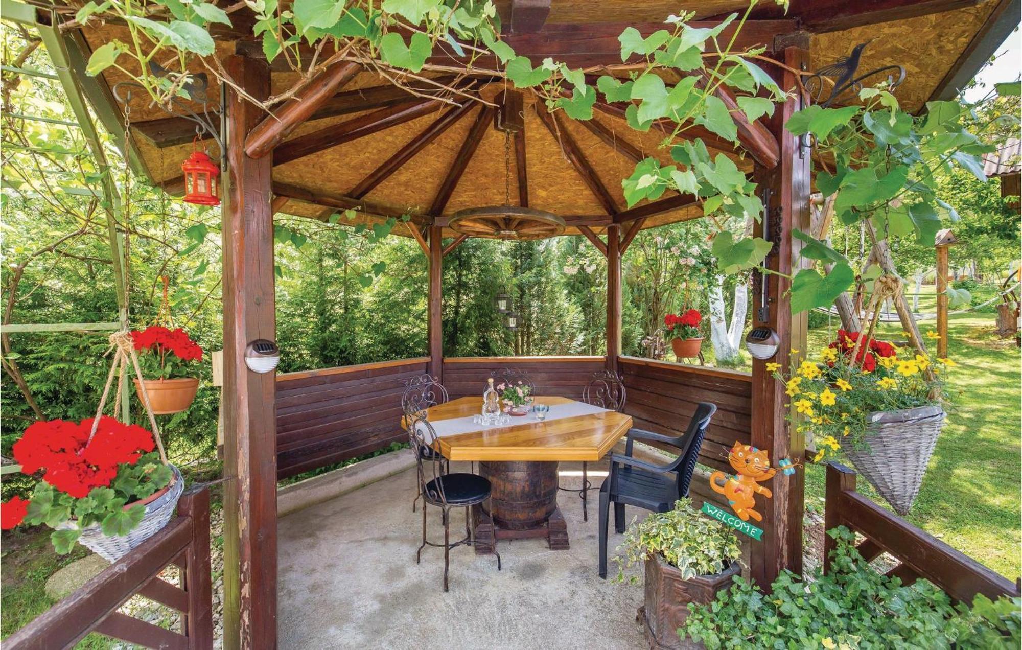 2 Bedroom Cozy Home In Licko Lesce ภายนอก รูปภาพ
