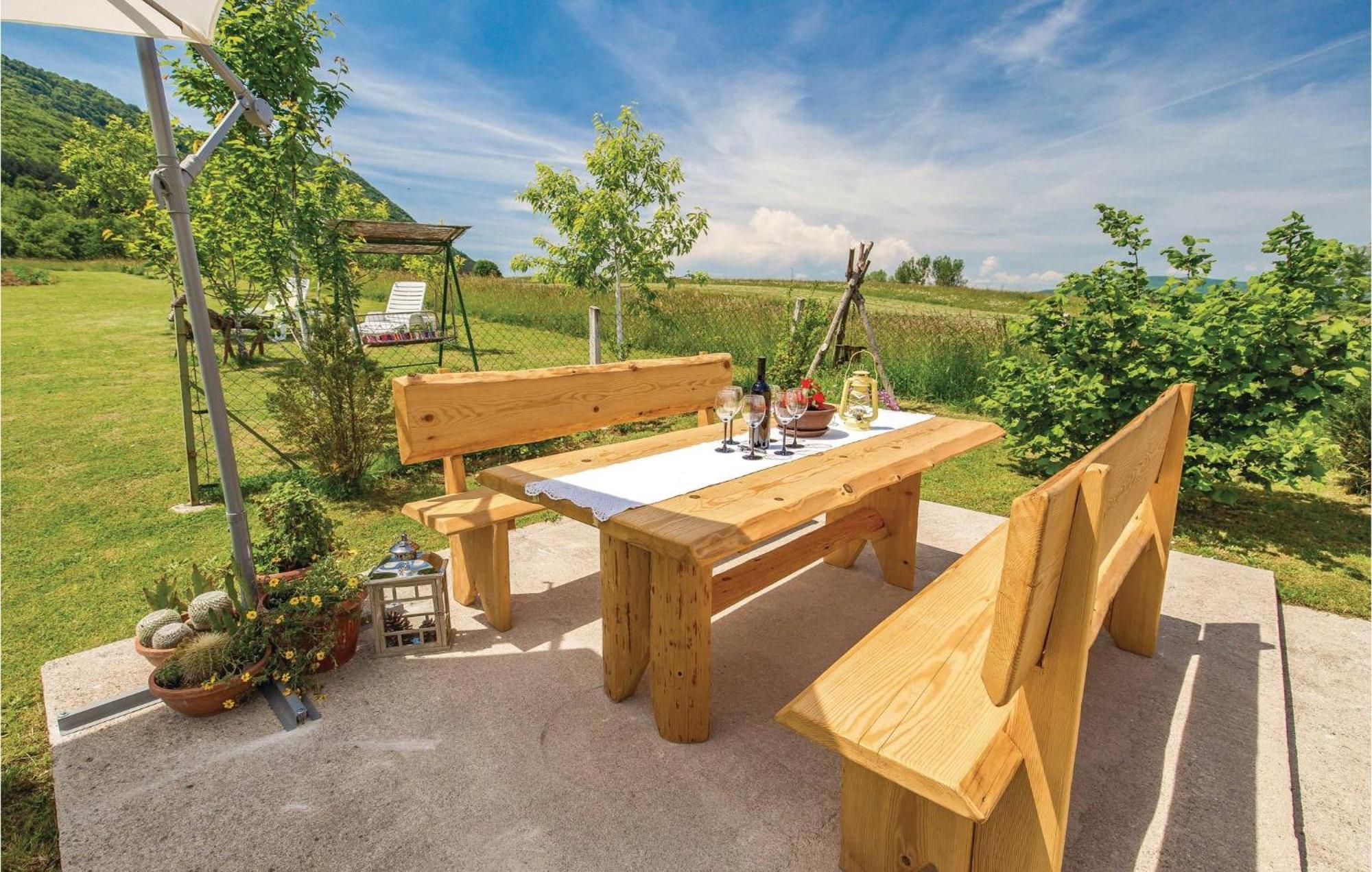 2 Bedroom Cozy Home In Licko Lesce ภายนอก รูปภาพ