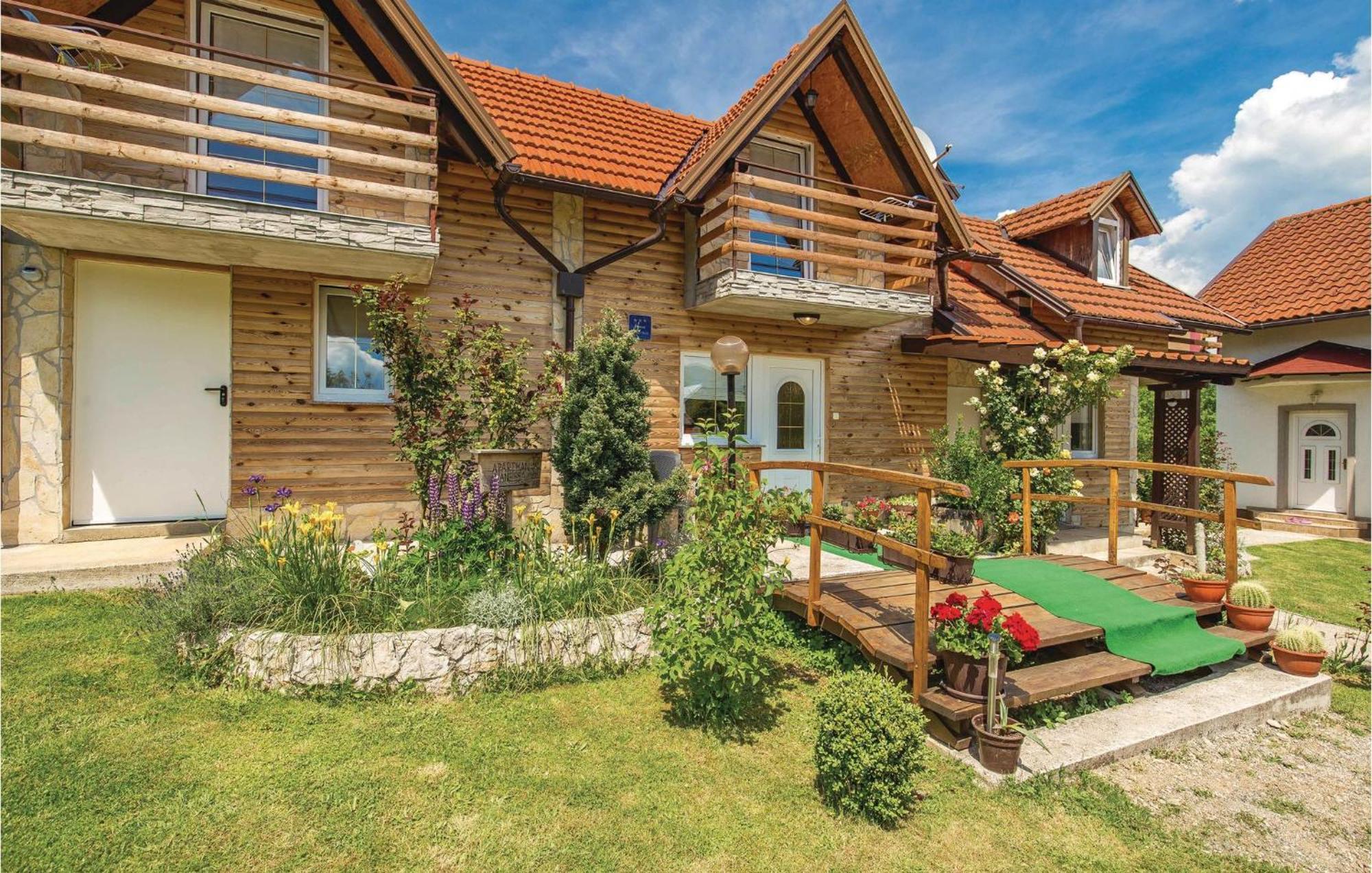 2 Bedroom Cozy Home In Licko Lesce ภายนอก รูปภาพ