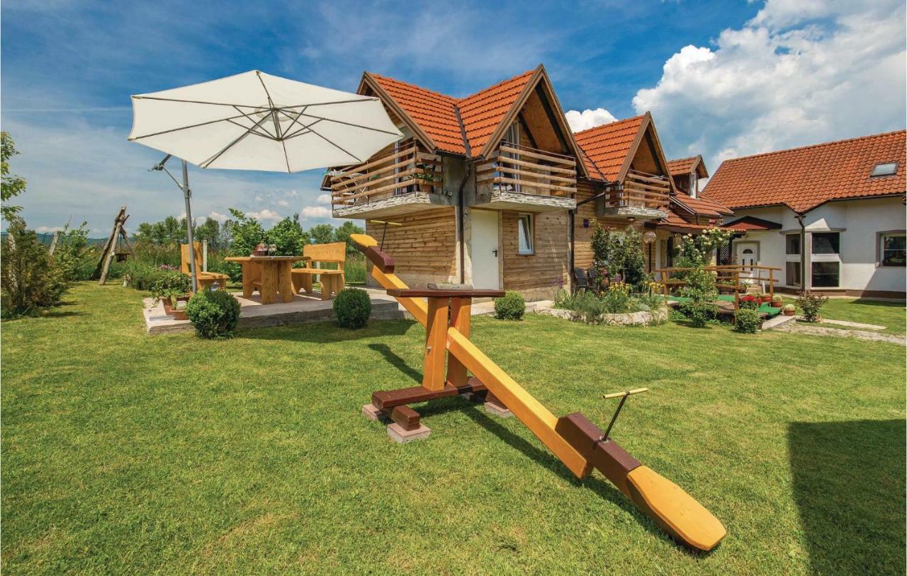 2 Bedroom Cozy Home In Licko Lesce ภายนอก รูปภาพ